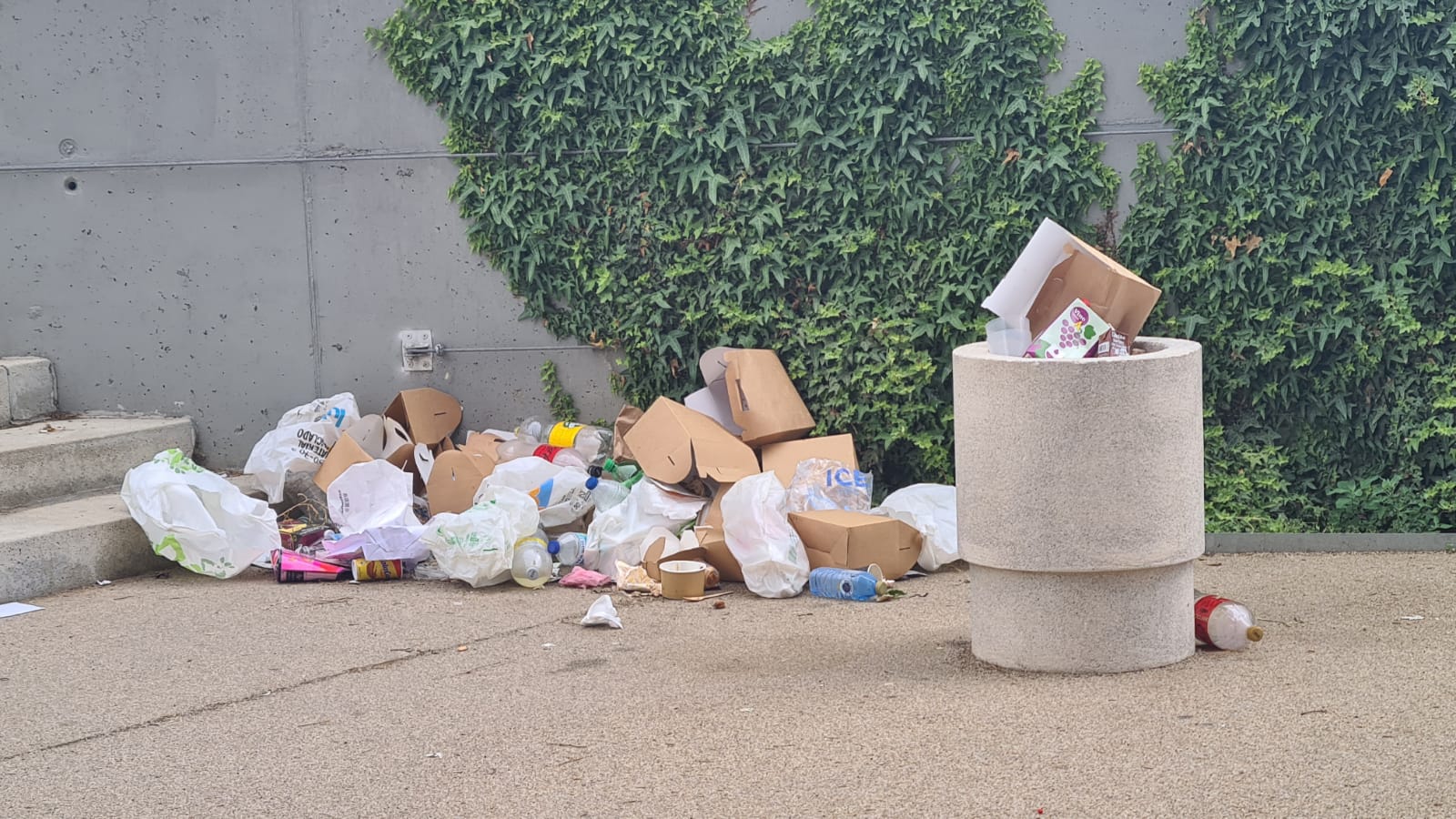 Fotos: Kilos de basura junto al Palacio de Exposiciones