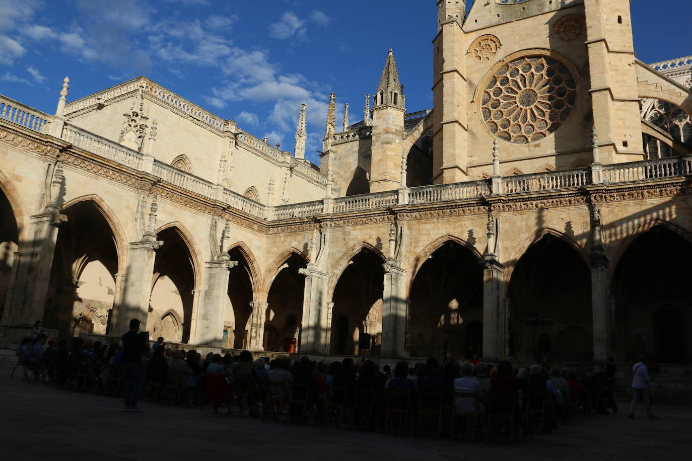 El literato leonés Antonio Gamoneda y la Premio Nacional de Poesía en 2019, Pilar Pallarés, protagonizan el ciclo 'Poemas en el Claustro' en el marco de las Fiestas de San Juan y San Pedro de León