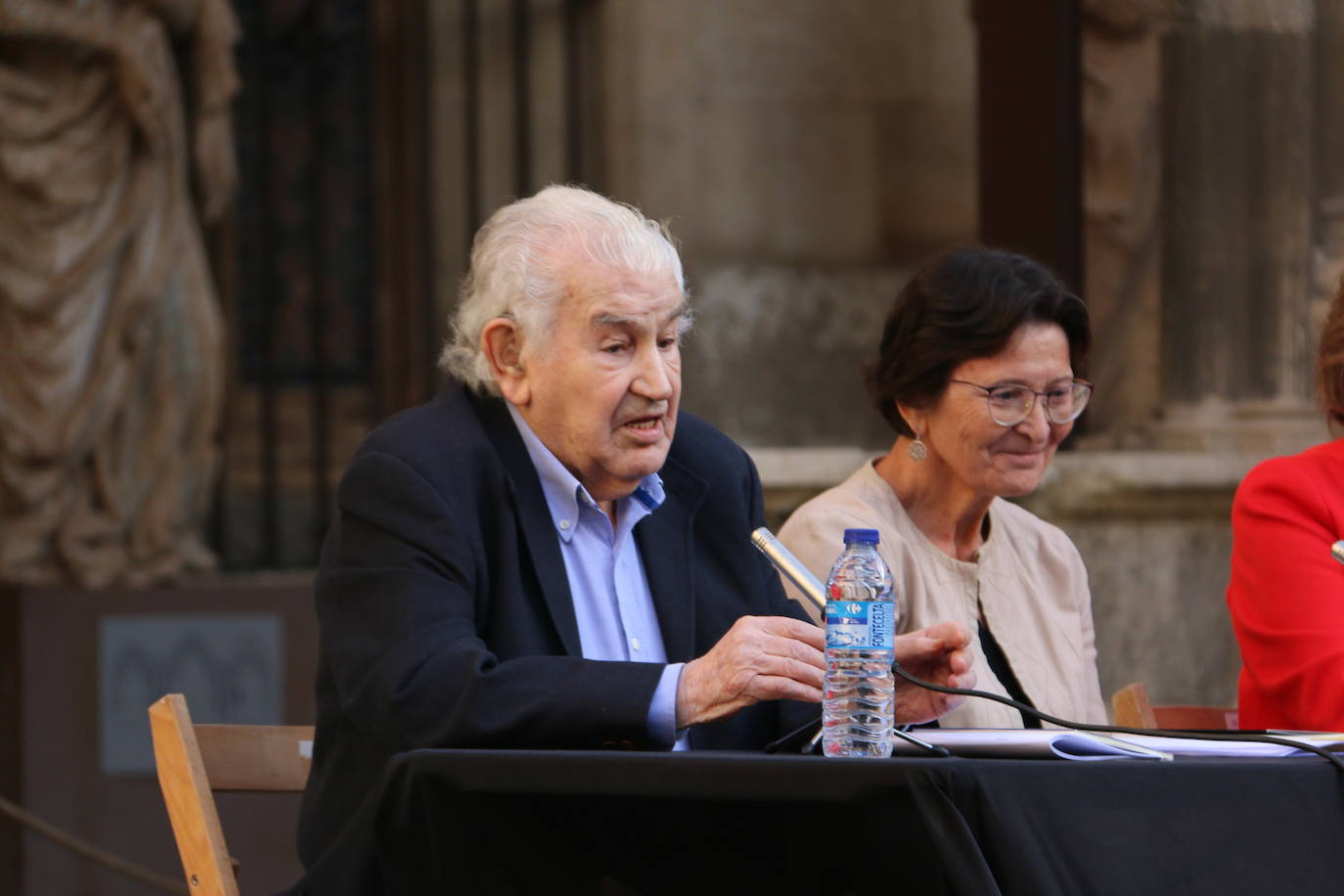 El literato leonés Antonio Gamoneda y la Premio Nacional de Poesía en 2019, Pilar Pallarés, protagonizan el ciclo 'Poemas en el Claustro' en el marco de las Fiestas de San Juan y San Pedro de León