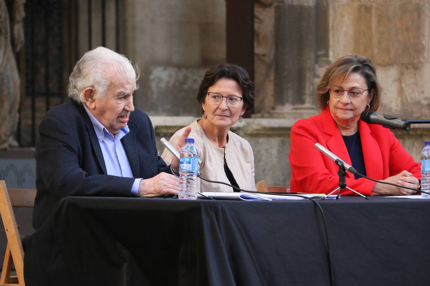 El literato leonés Antonio Gamoneda y la Premio Nacional de Poesía en 2019, Pilar Pallarés, protagonizan el ciclo 'Poemas en el Claustro' en el marco de las Fiestas de San Juan y San Pedro de León