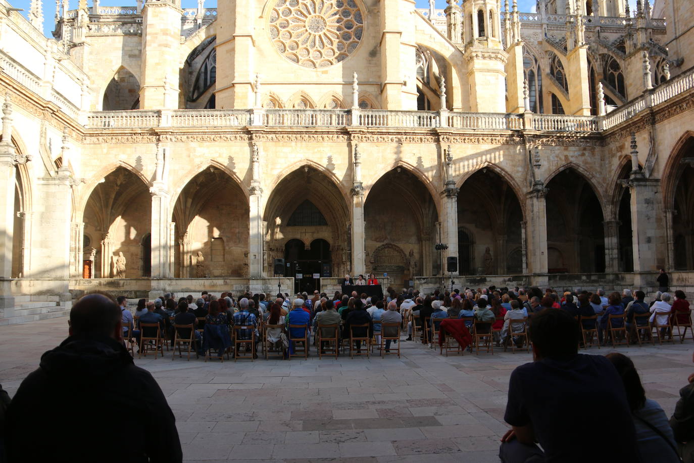 El literato leonés Antonio Gamoneda y la Premio Nacional de Poesía en 2019, Pilar Pallarés, protagonizan el ciclo 'Poemas en el Claustro' en el marco de las Fiestas de San Juan y San Pedro de León