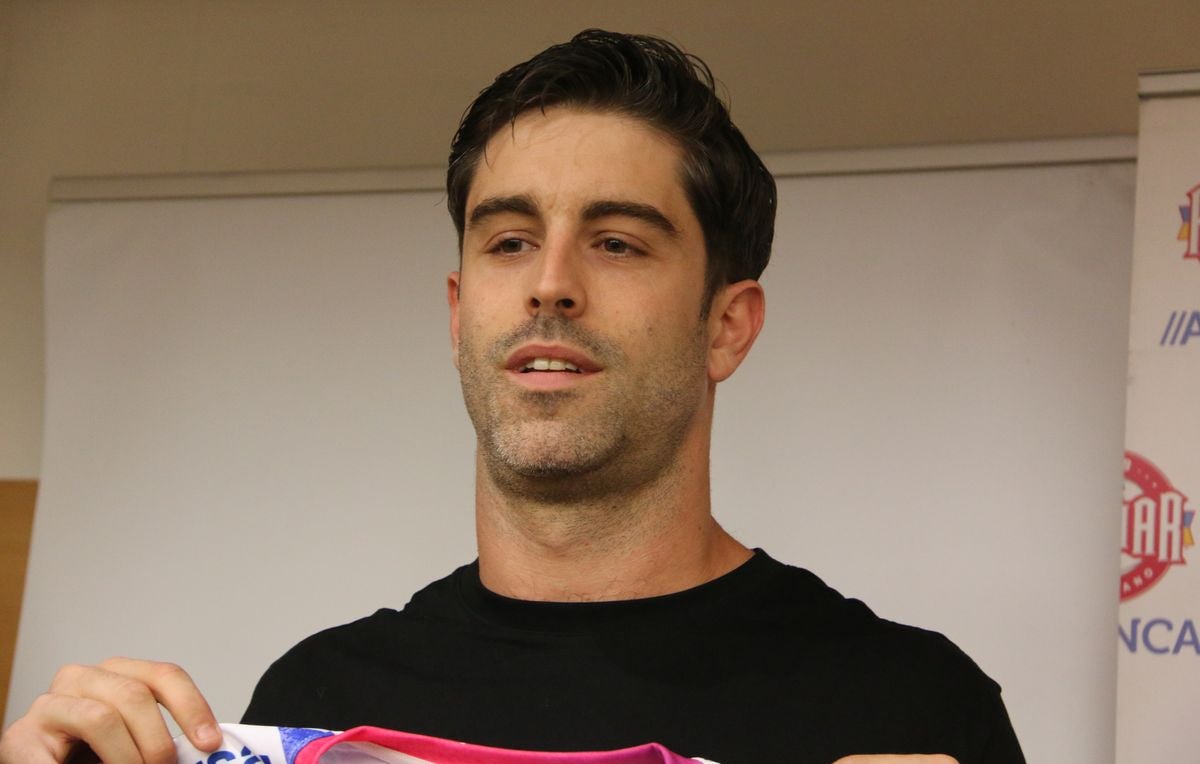 El jugador leonés ha sido presentado como nuevo jugador del Abanca Ademar para las próximas dos temporadas.