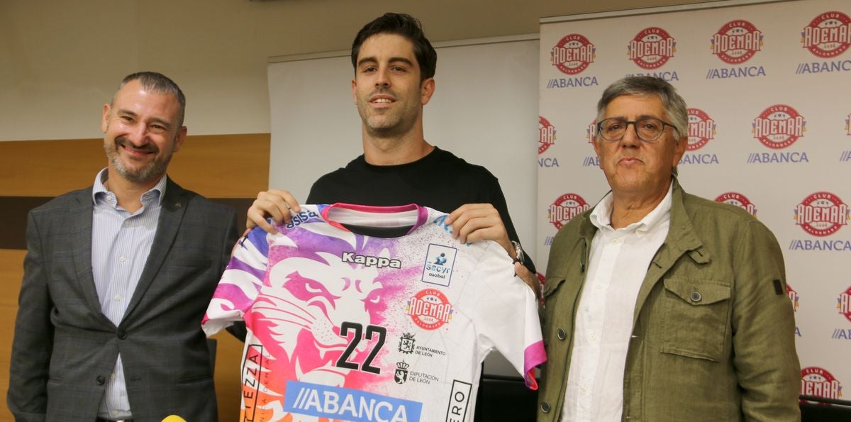 El jugador leonés ha sido presentado como nuevo jugador del Abanca Ademar para las próximas dos temporadas.