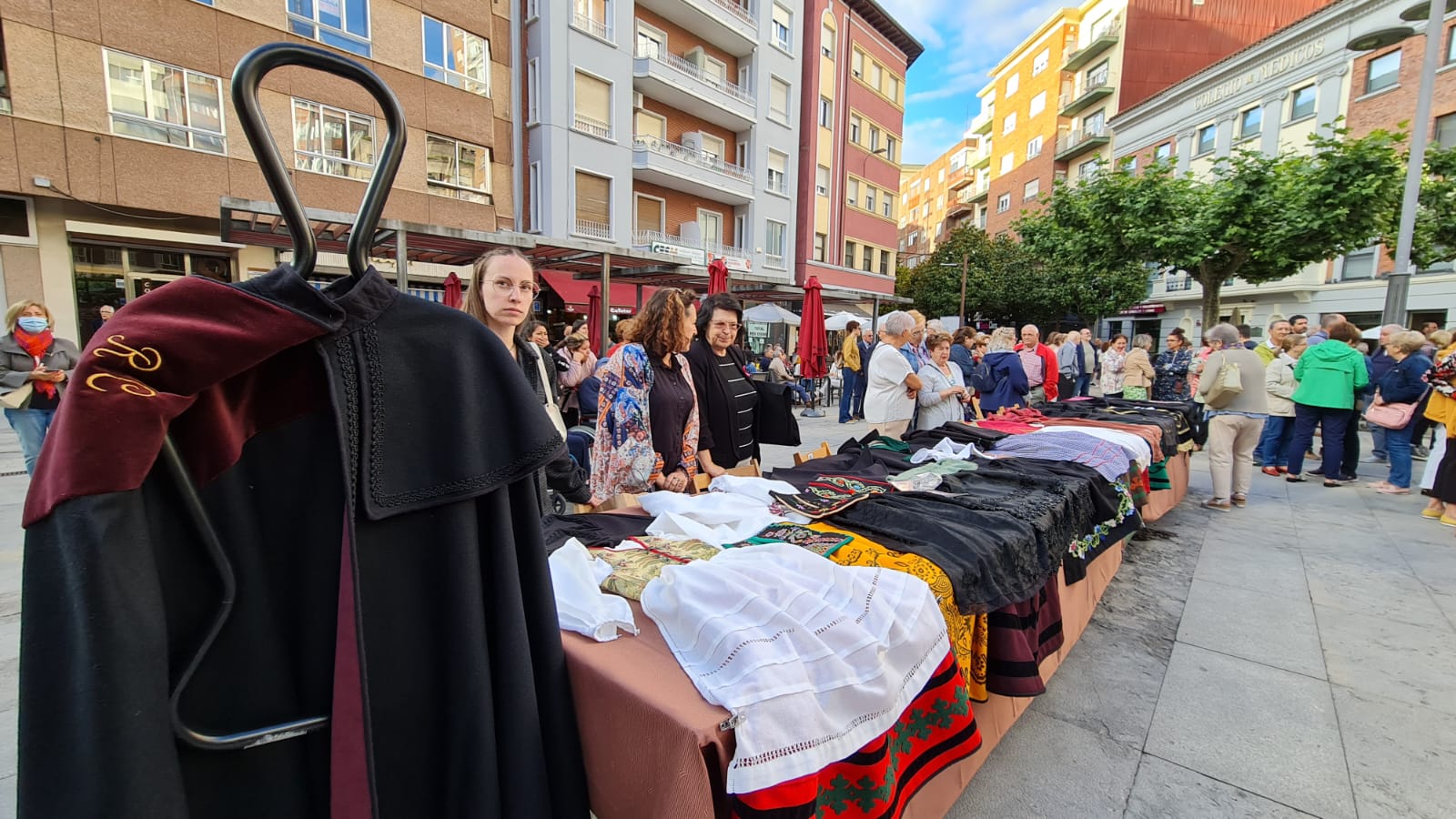 Decenas de personas participan en el festival de Música y Danza Tradicional que realizó un pasacalles hasta la Plaza de las Cortes para llevar estos sonidos tan autóctonos a todos los leoneses.