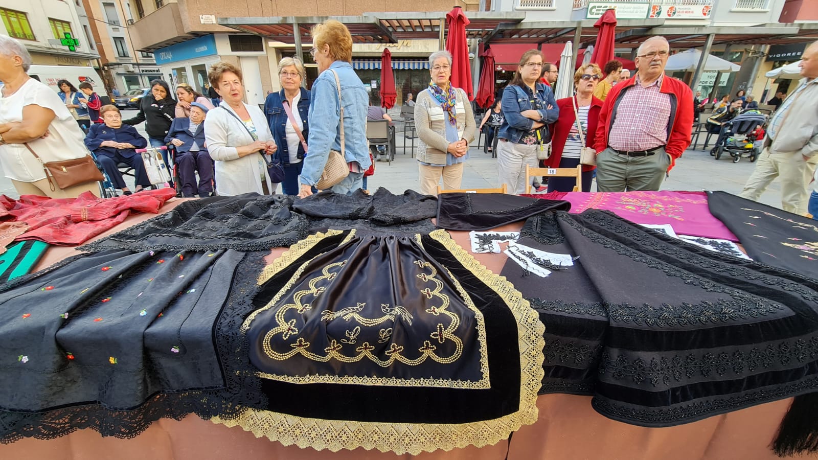 Decenas de personas participan en el festival de Música y Danza Tradicional que realizó un pasacalles hasta la Plaza de las Cortes para llevar estos sonidos tan autóctonos a todos los leoneses.