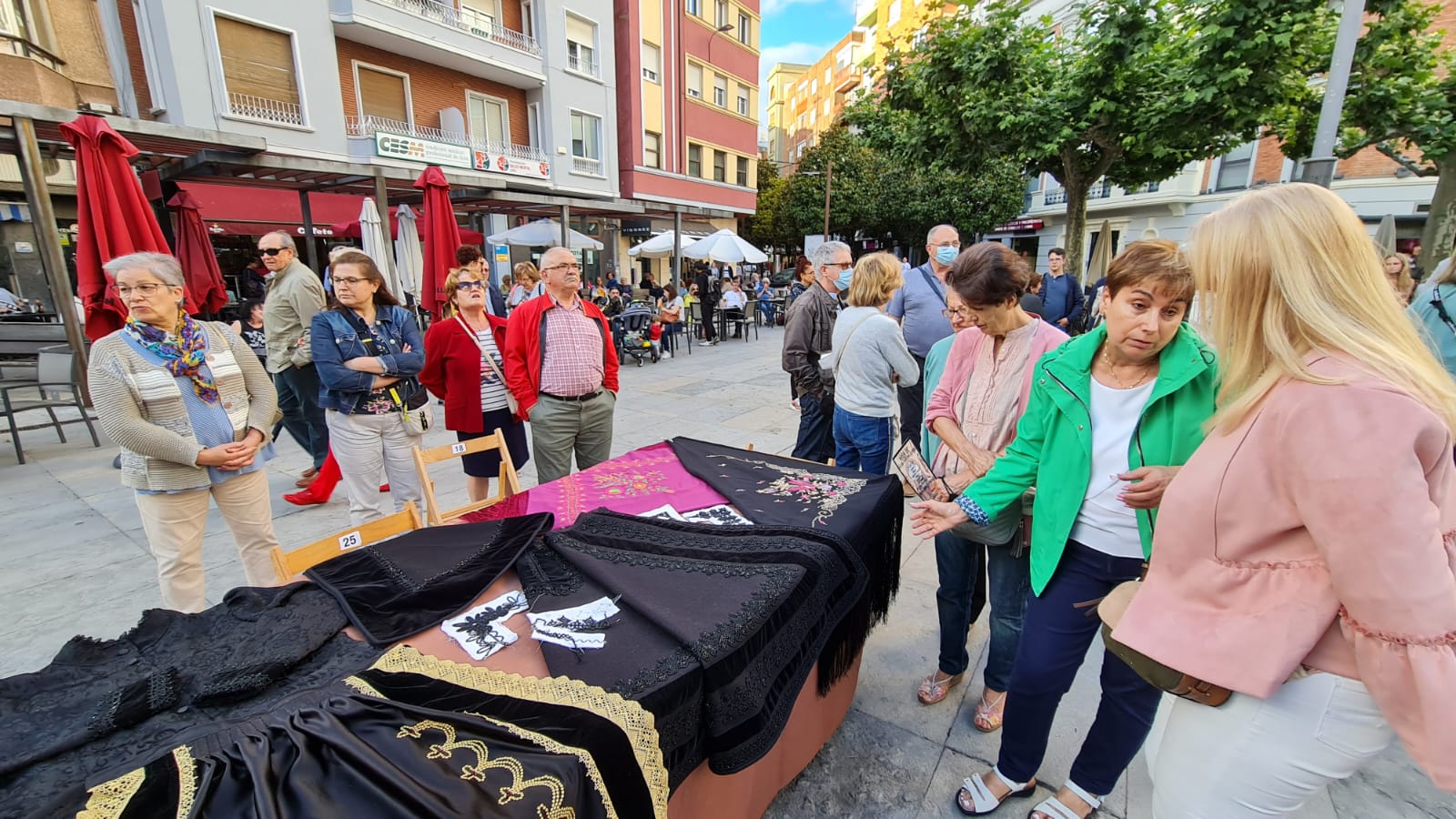 Decenas de personas participan en el festival de Música y Danza Tradicional que realizó un pasacalles hasta la Plaza de las Cortes para llevar estos sonidos tan autóctonos a todos los leoneses.