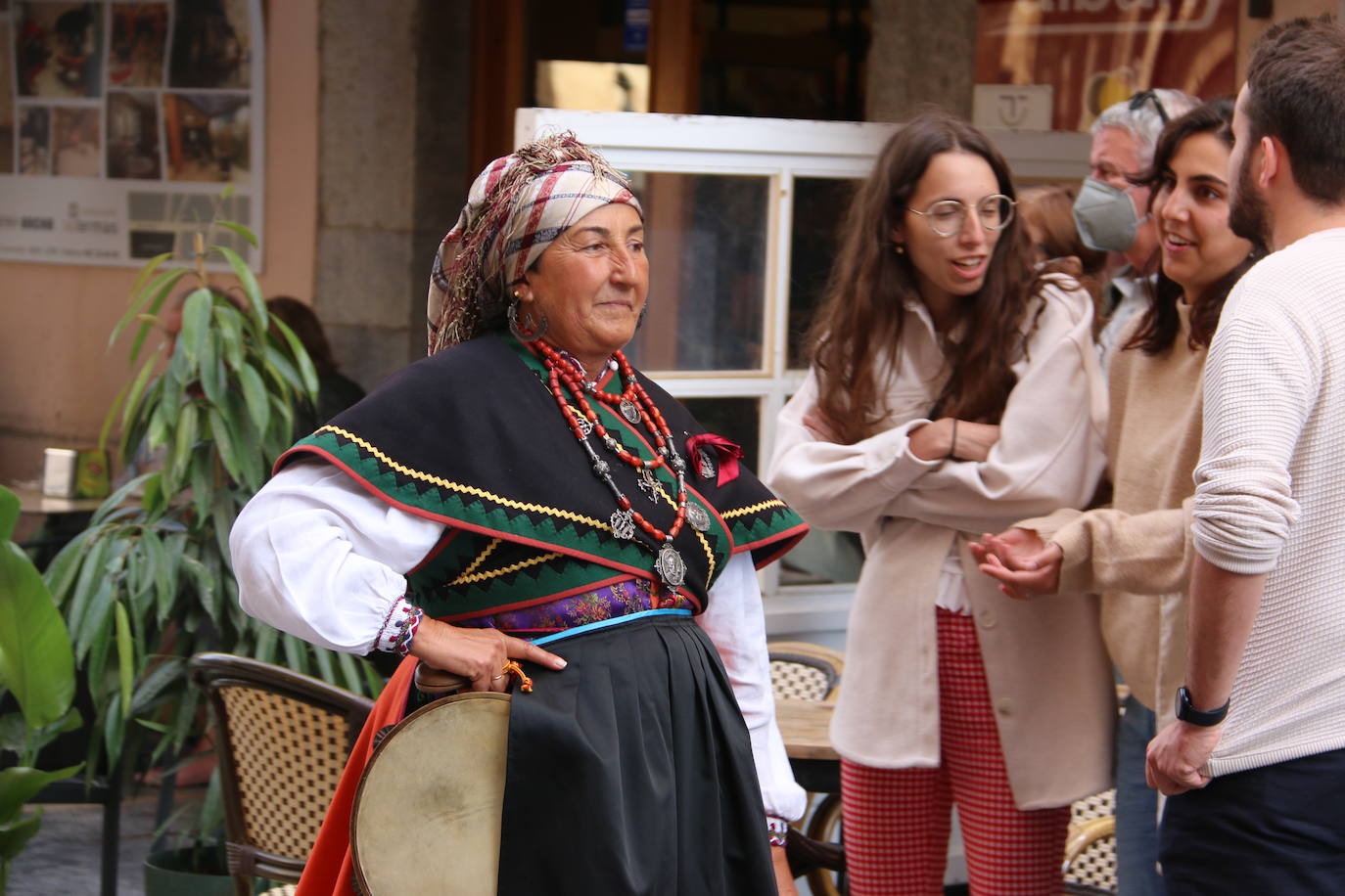 Decenas de personas participan en el festival de Música y Danza Tradicional que realizó un pasacalles hasta la Plaza de las Cortes para llevar estos sonidos tan autóctonos a todos los leoneses.