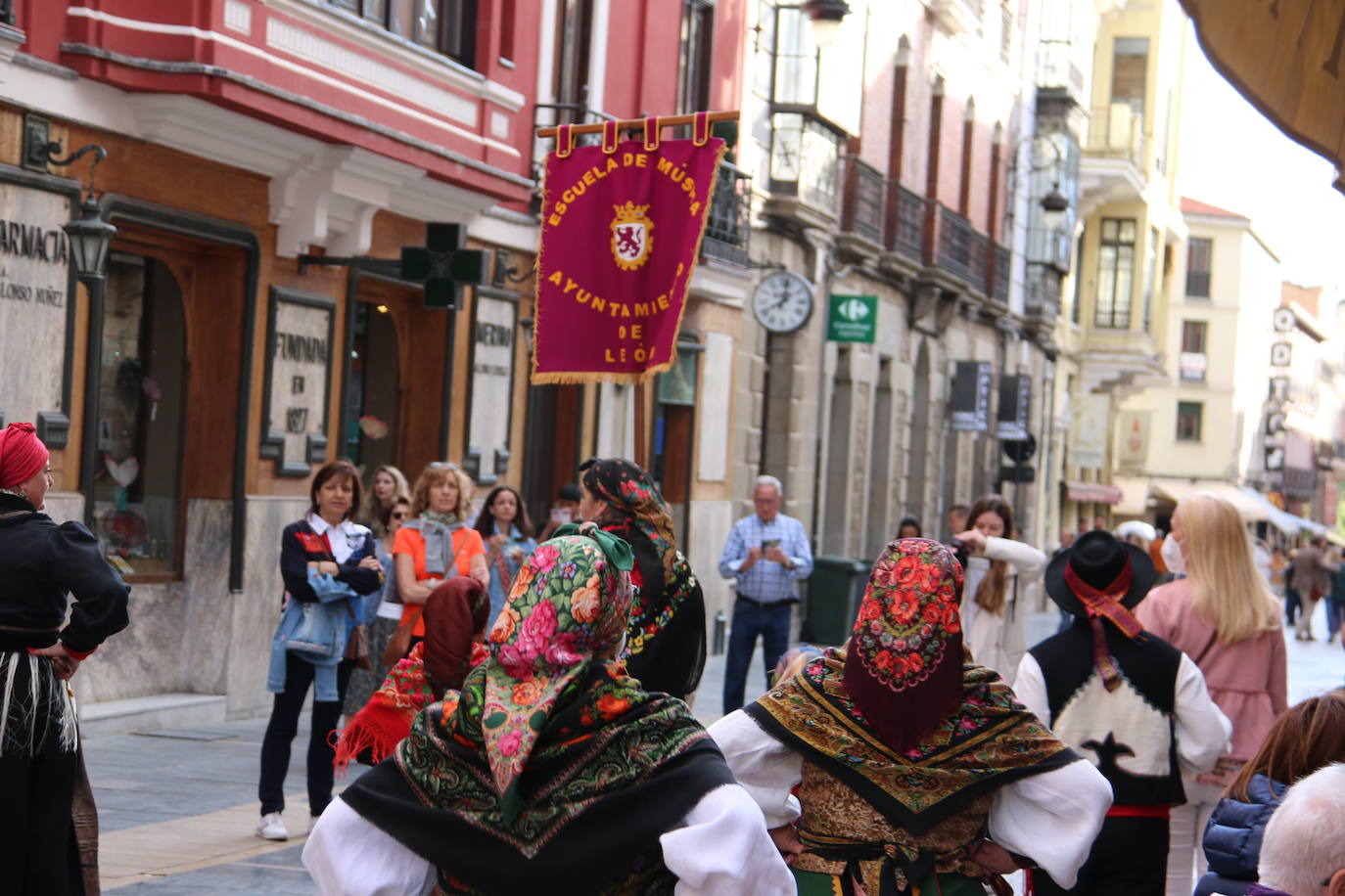 Decenas de personas participan en el festival de Música y Danza Tradicional que realizó un pasacalles hasta la Plaza de las Cortes para llevar estos sonidos tan autóctonos a todos los leoneses.