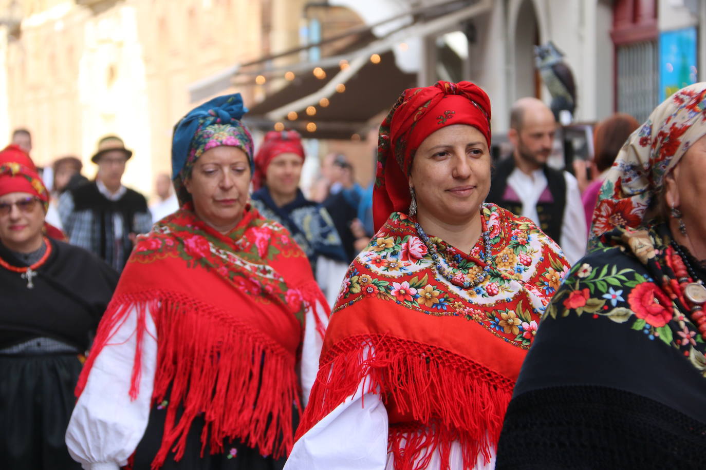 Decenas de personas participan en el festival de Música y Danza Tradicional que realizó un pasacalles hasta la Plaza de las Cortes para llevar estos sonidos tan autóctonos a todos los leoneses.