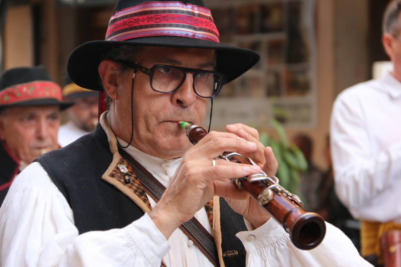 Decenas de personas participan en el festival de Música y Danza Tradicional que realizó un pasacalles hasta la Plaza de las Cortes para llevar estos sonidos tan autóctonos a todos los leoneses.