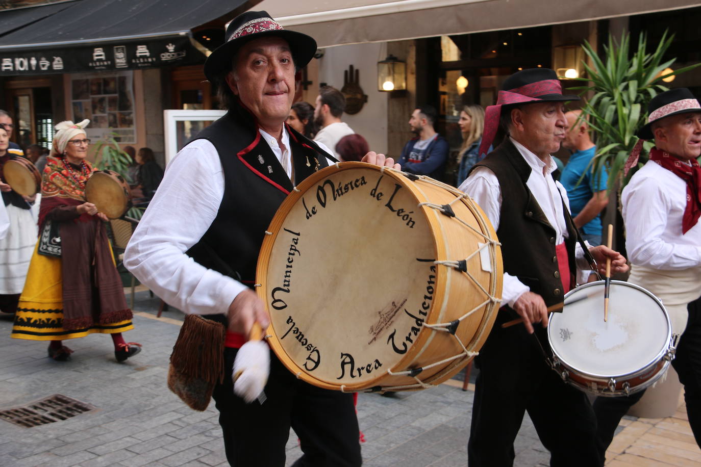 Decenas de personas participan en el festival de Música y Danza Tradicional que realizó un pasacalles hasta la Plaza de las Cortes para llevar estos sonidos tan autóctonos a todos los leoneses.