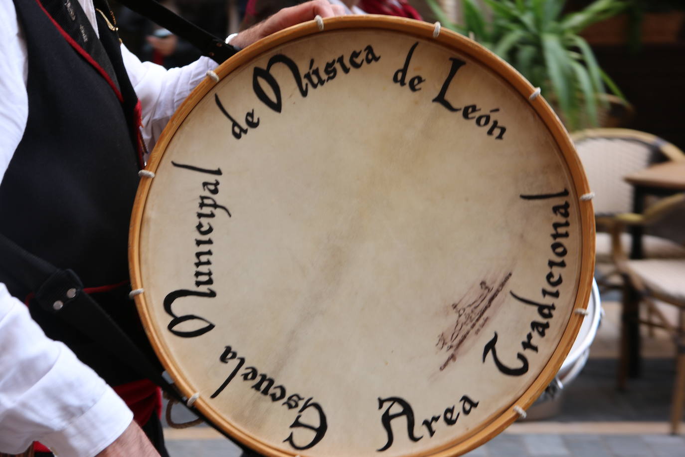 Decenas de personas participan en el festival de Música y Danza Tradicional que realizó un pasacalles hasta la Plaza de las Cortes para llevar estos sonidos tan autóctonos a todos los leoneses.