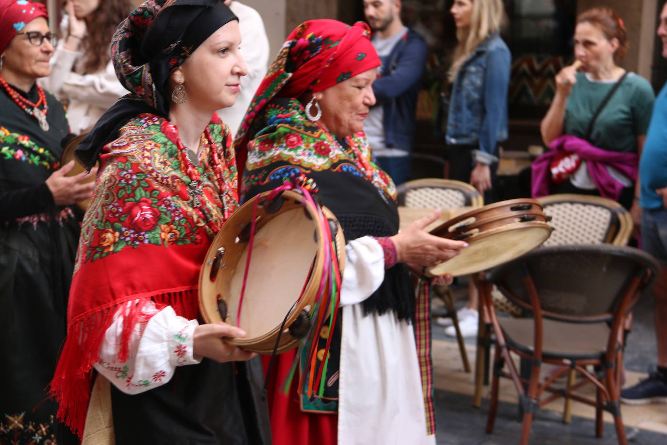 Decenas de personas participan en el festival de Música y Danza Tradicional que realizó un pasacalles hasta la Plaza de las Cortes para llevar estos sonidos tan autóctonos a todos los leoneses.