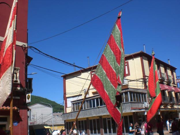 Los pendones se humillan ante el cableado que atraviesa las calles sin orden ni concierto. En la última romería de S. Guillermo de Peñacorada, los pendones se las vieron y desearon para sortear las múltiples insidias con las que Red Eléctrica martiriza a nuestros pueblos