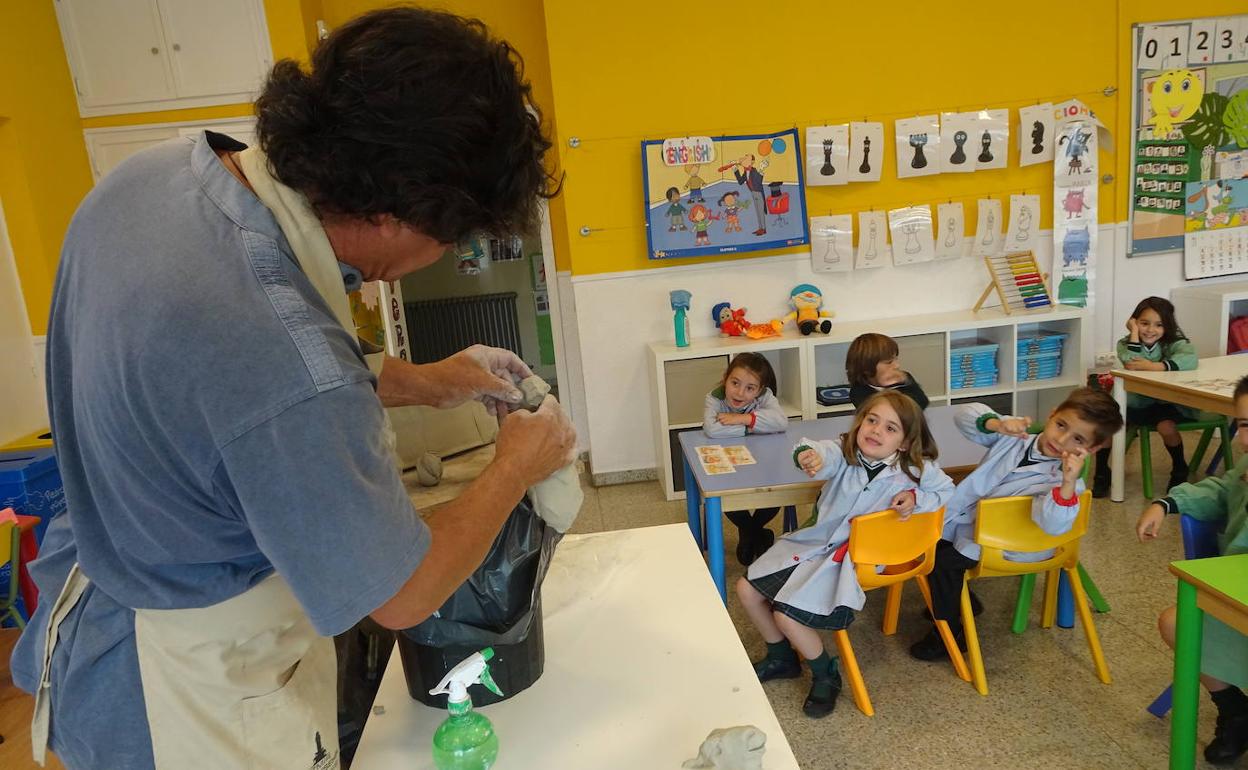 Los alumnos de educación infantil del colegio «San Juan de la Cruz» reciben hoy en el aula al artista leonés Amancio González Andrés. 