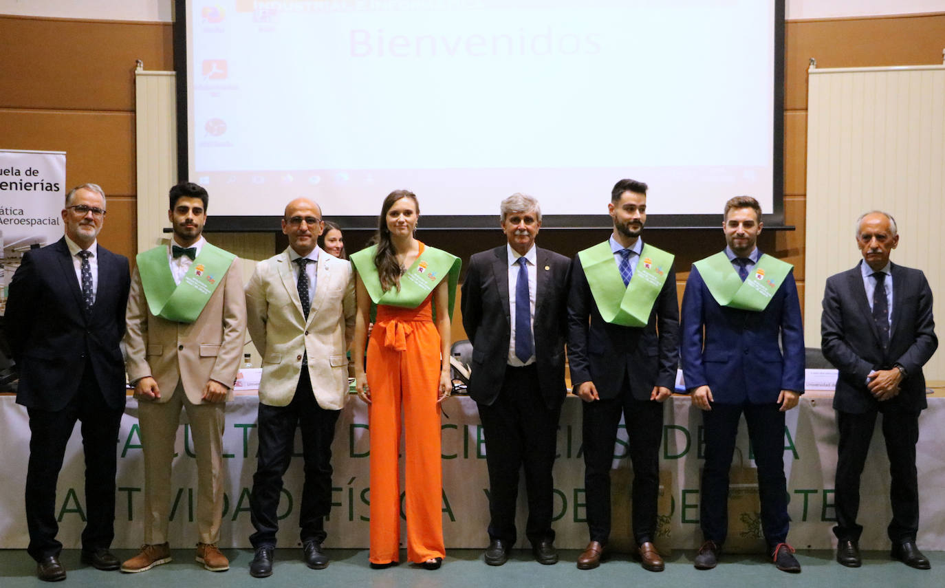 Ochenta jóvenes recibieron el pasado viernes las becas de la facultad en un acto en el que ejerció como padrino, Julio de Paz, director del Área de Deportes de la ULE.