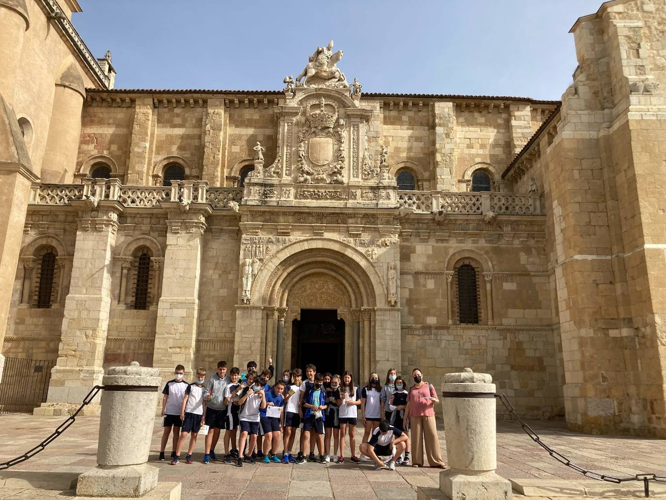 Estudiantes de la Anunciata y de Maristas cuidan de los peregrinos
