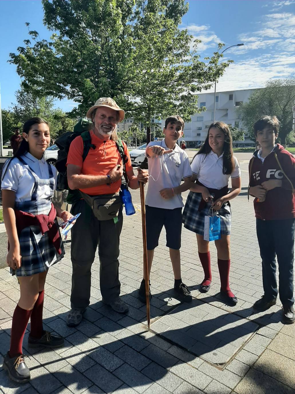 Estudiantes de la Anunciata y de Maristas cuidan de los peregrinos
