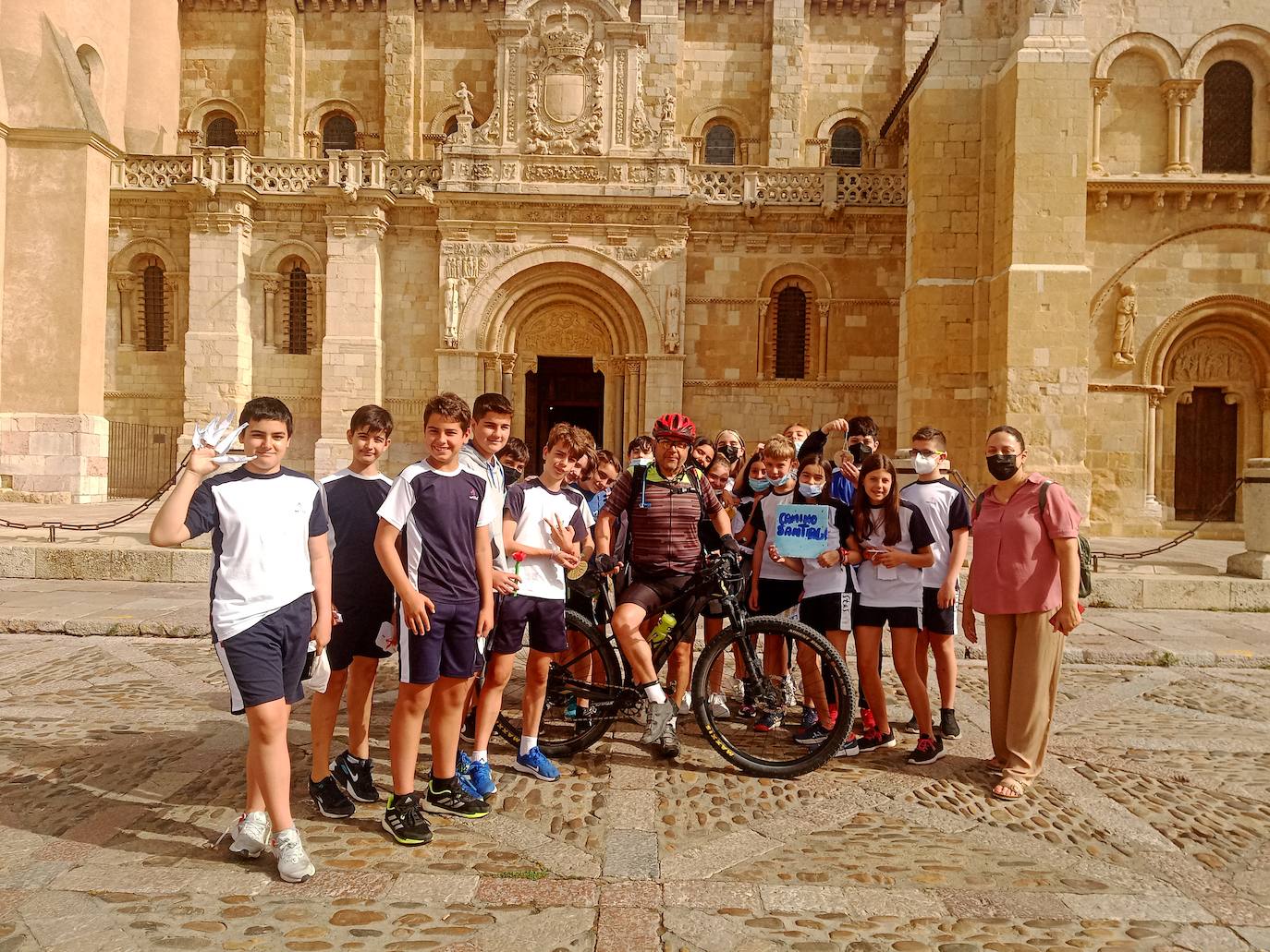 Estudiantes de la Anunciata y de Maristas cuidan de los peregrinos