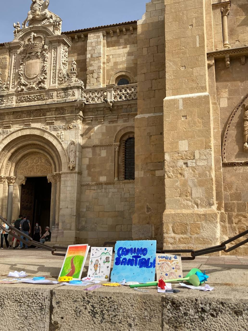 Estudiantes de la Anunciata y de Maristas cuidan de los peregrinos