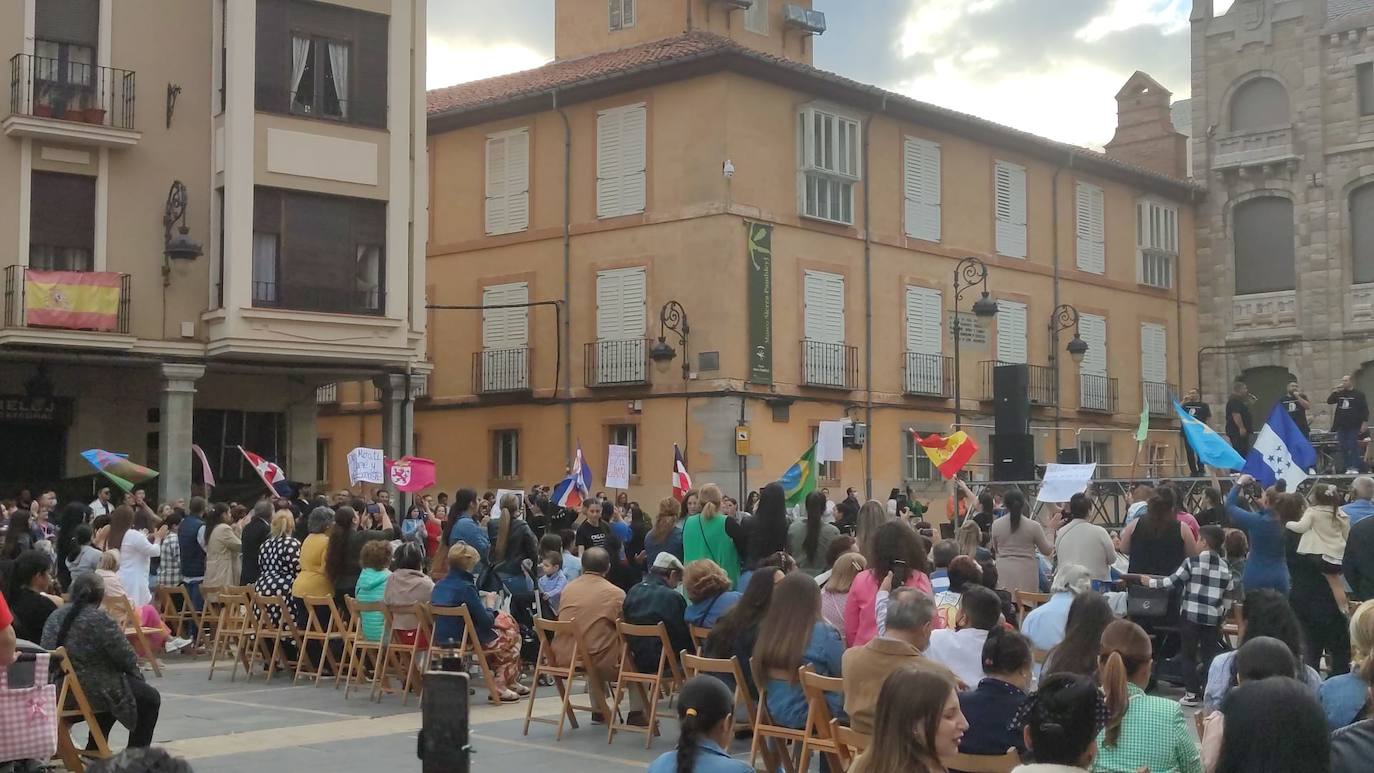 Algunos de los momentos del concierto de este martes de la Iglesia Evangélica Filadelfia de Armunia. 