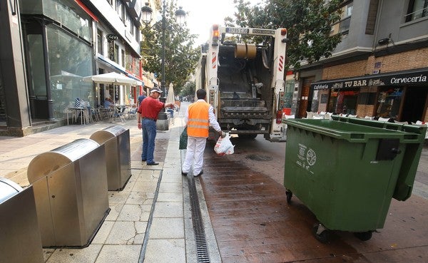 Labores de recogida de basuras en Ponferrada. 