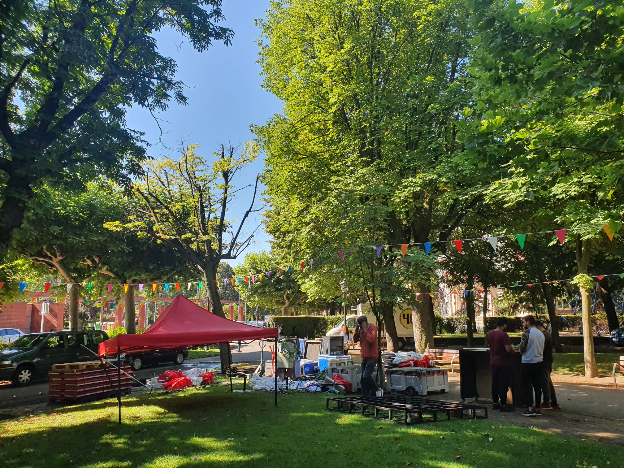 Organizadores ultimando detalles ante de la inauguración del evento.