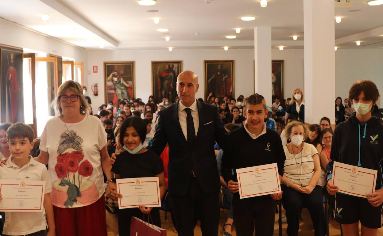 El alcalde de León, José Antonio Diez posa con los premiados de la séptima edición del concurso 'Microrrelatos por la igualdad'. 