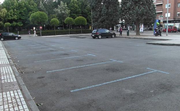 Los coches ya no han podido aparcar este lunes en el parking de zona azul de Santa Nonia.