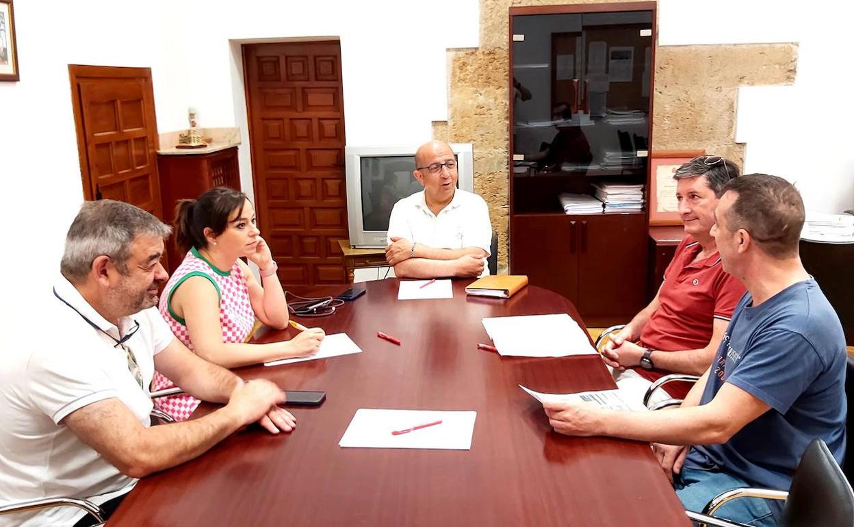 Reunión del PP con portavoces de la plataforma Leitariegos Existe.