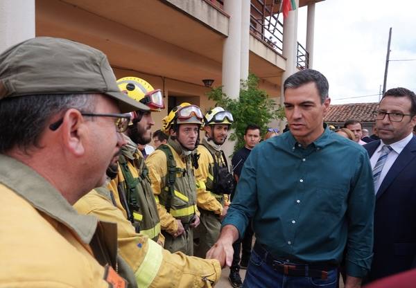 El presidente del Gobierno, Pedro Sánchez, en la zona afectada por el incendio. 