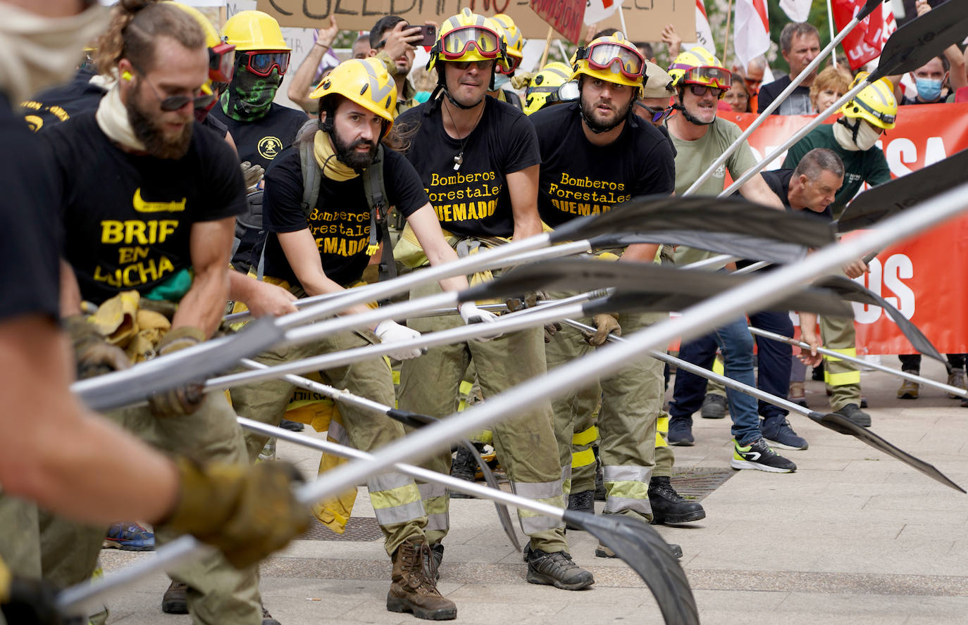 Los trabajadores de incendios forestales se concentran en las Cortes. 