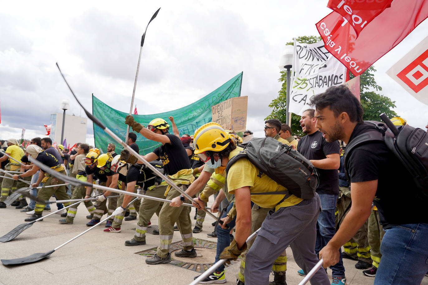 Los trabajadores de incendios forestales se concentran en las Cortes. 