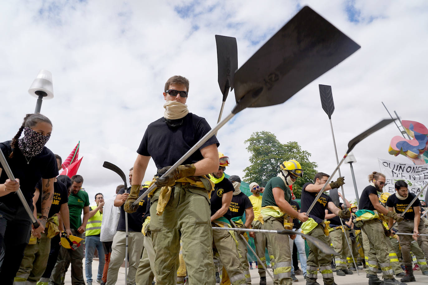 Los trabajadores de incendios forestales se concentran en las Cortes. 