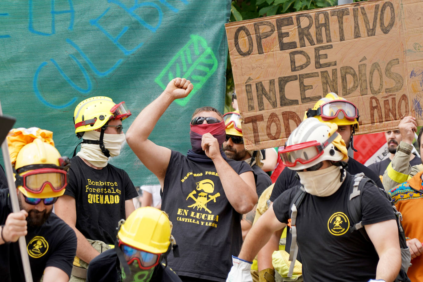 Los trabajadores de incendios forestales se concentran en las Cortes. 