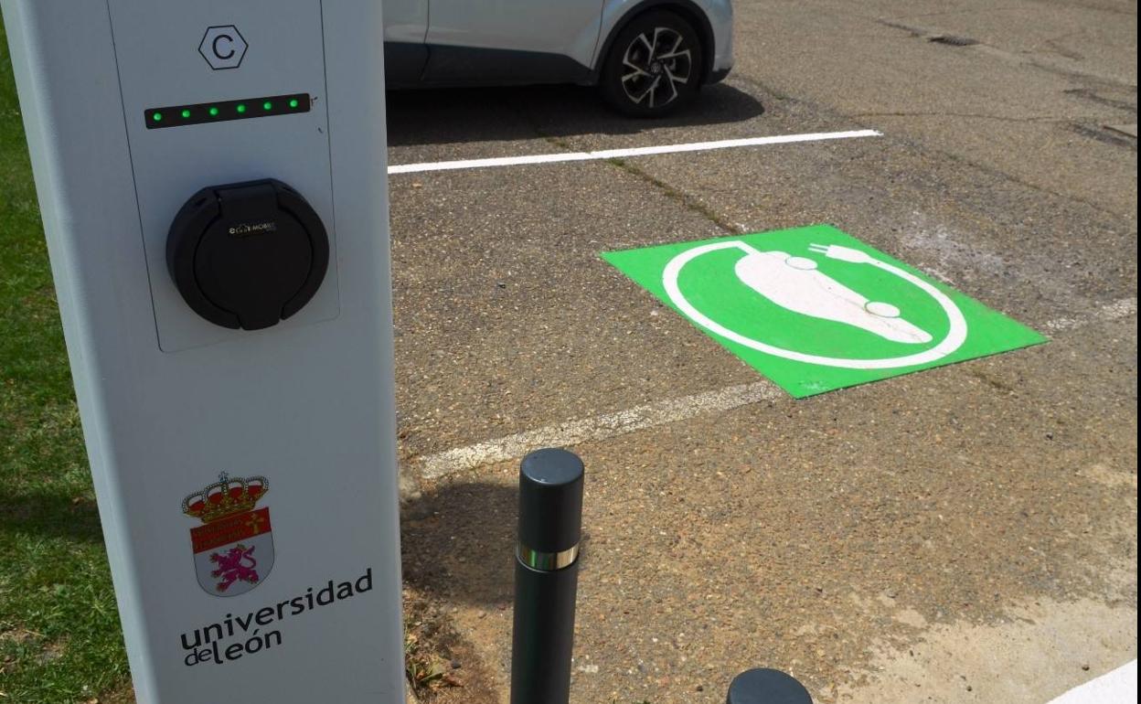 Espacio para cargar vehículos eléctricos en los campus de la Universidad de León.