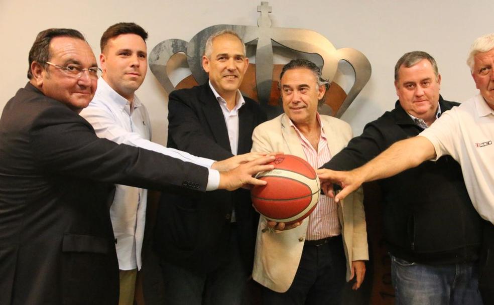 Manuel Belinchón, director del Colegio Leonés; Álvaro Barrioluengo, presidente de Basket León; Vicente Canuria, concejal de Deportes del Ayuntamiento de León; Felipe Llamazares, director general de la Cultural; Miguel Ángel Rodríguez, presidente de Reino de León; y Pepe Estrada, responsable de baloncesto del Colegio Leonés, en la presentación de la sección de baloncesto de la Cultural.