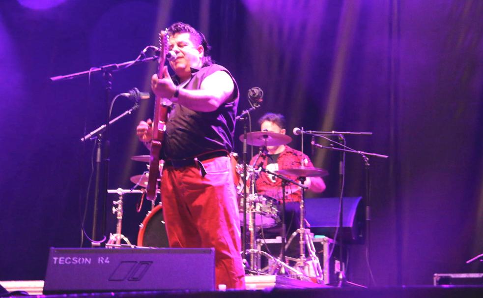 El veterano trío de Talavera de la Reina, Los Lobos Negros, en au actuación en la Plaza Mayor de León.