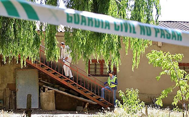 Galería. La Policía Científica y la Guardia Civil investigan el crimen en la casa de Villagarcía de la Vega.