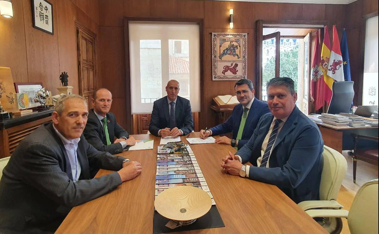 Reunión entre representantes de Iberdrola y miembros del equipo de gobierno.