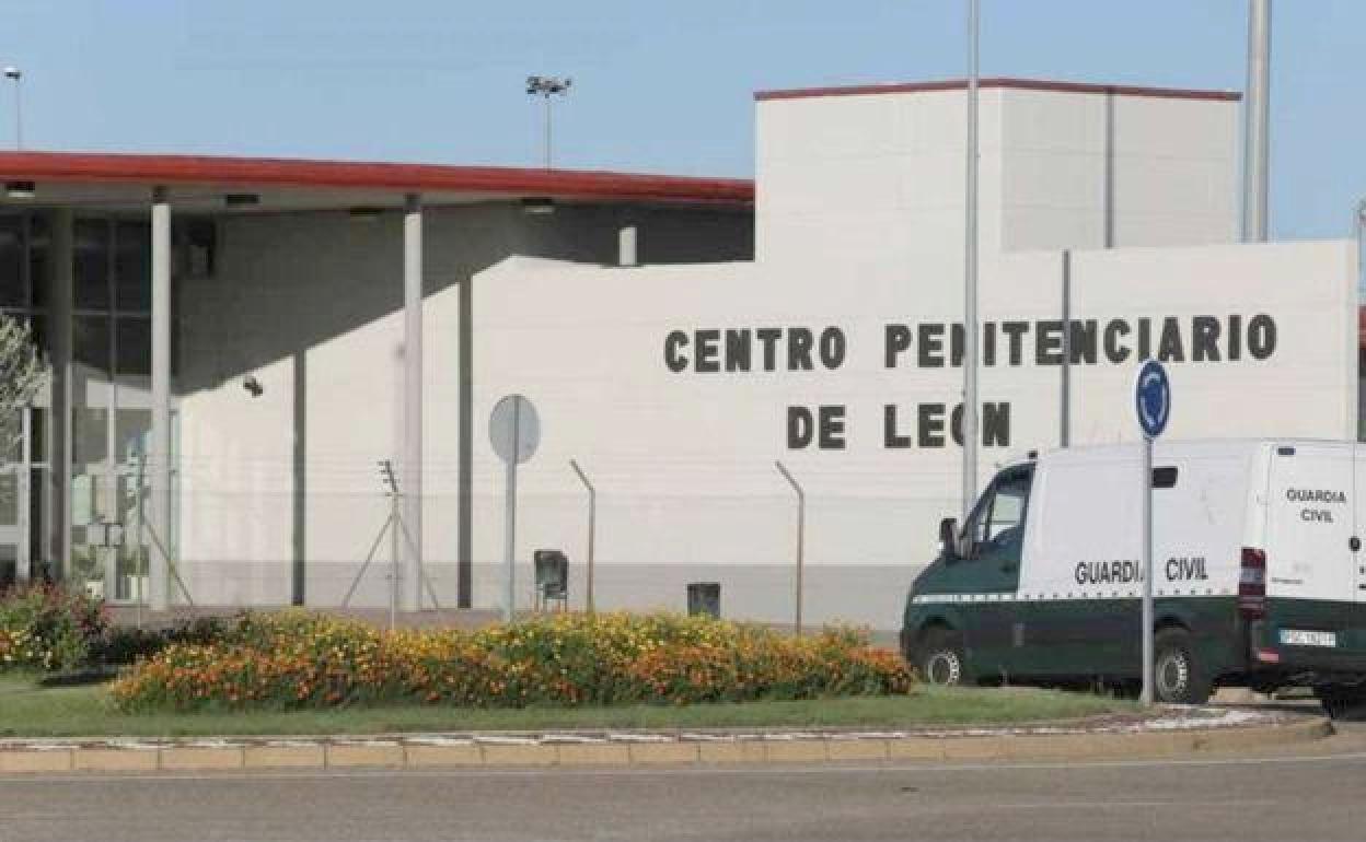 Un furgón de la Guardia Civil accede al interior de la prisión de Villahierro, en León. 