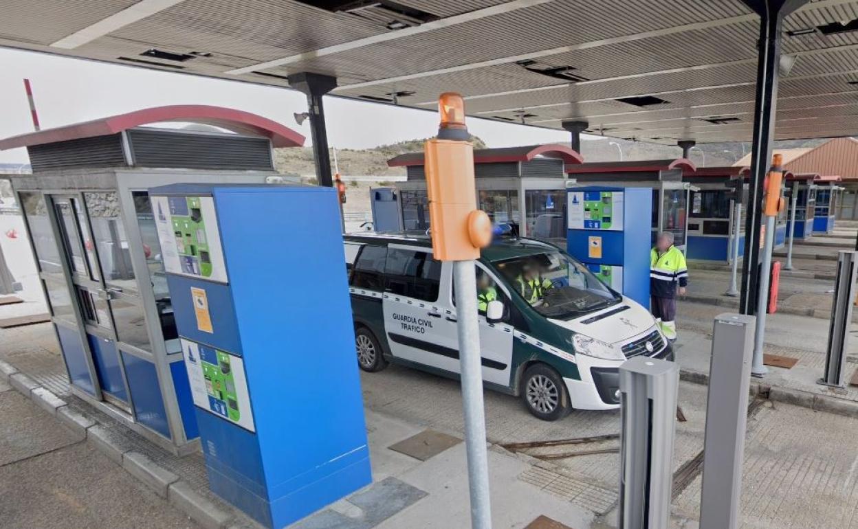 Imagen de uno de los pasos para el peaje en la autopista del Huerna. 