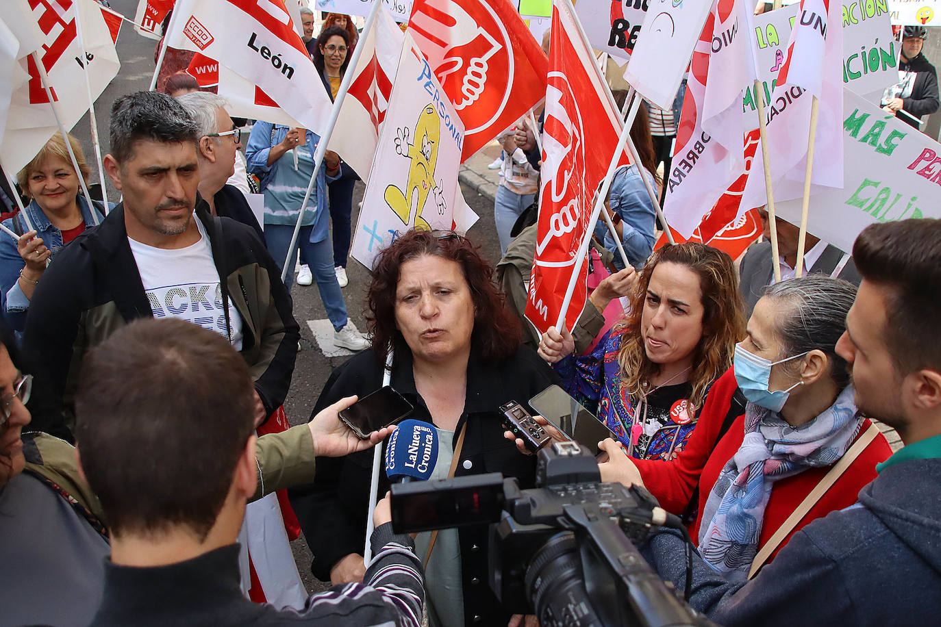 Los trabajadores de Alimerka se concentran para axigir ampliaciones de la plantilla | En León hay 20 establecimientos y 700 empleados