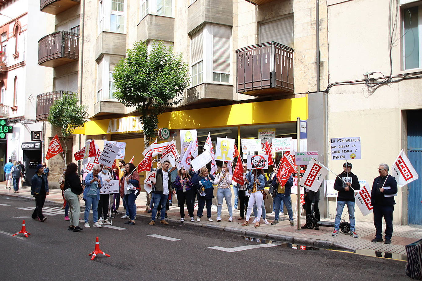 Los trabajadores de Alimerka se concentran para axigir ampliaciones de la plantilla | En León hay 20 establecimientos y 700 empleados