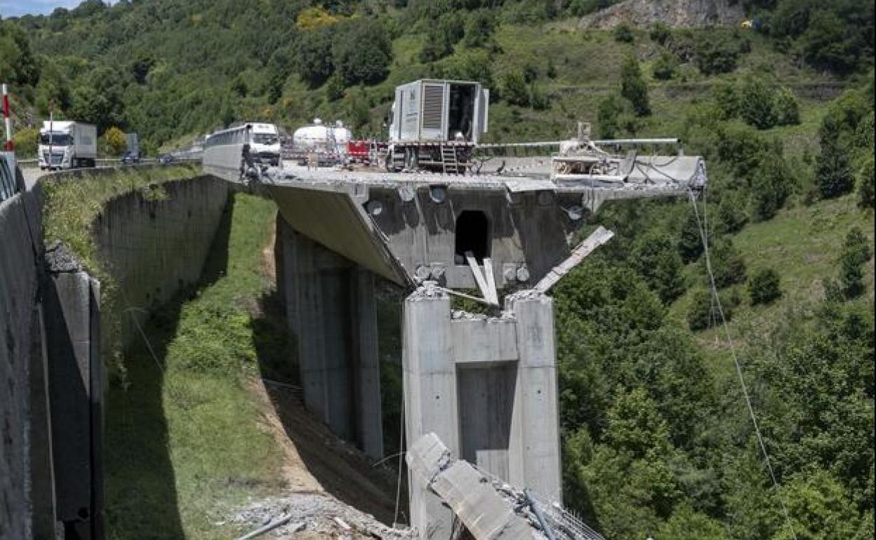 Fractura en el viaducto al paso por Vega de Espinareda.