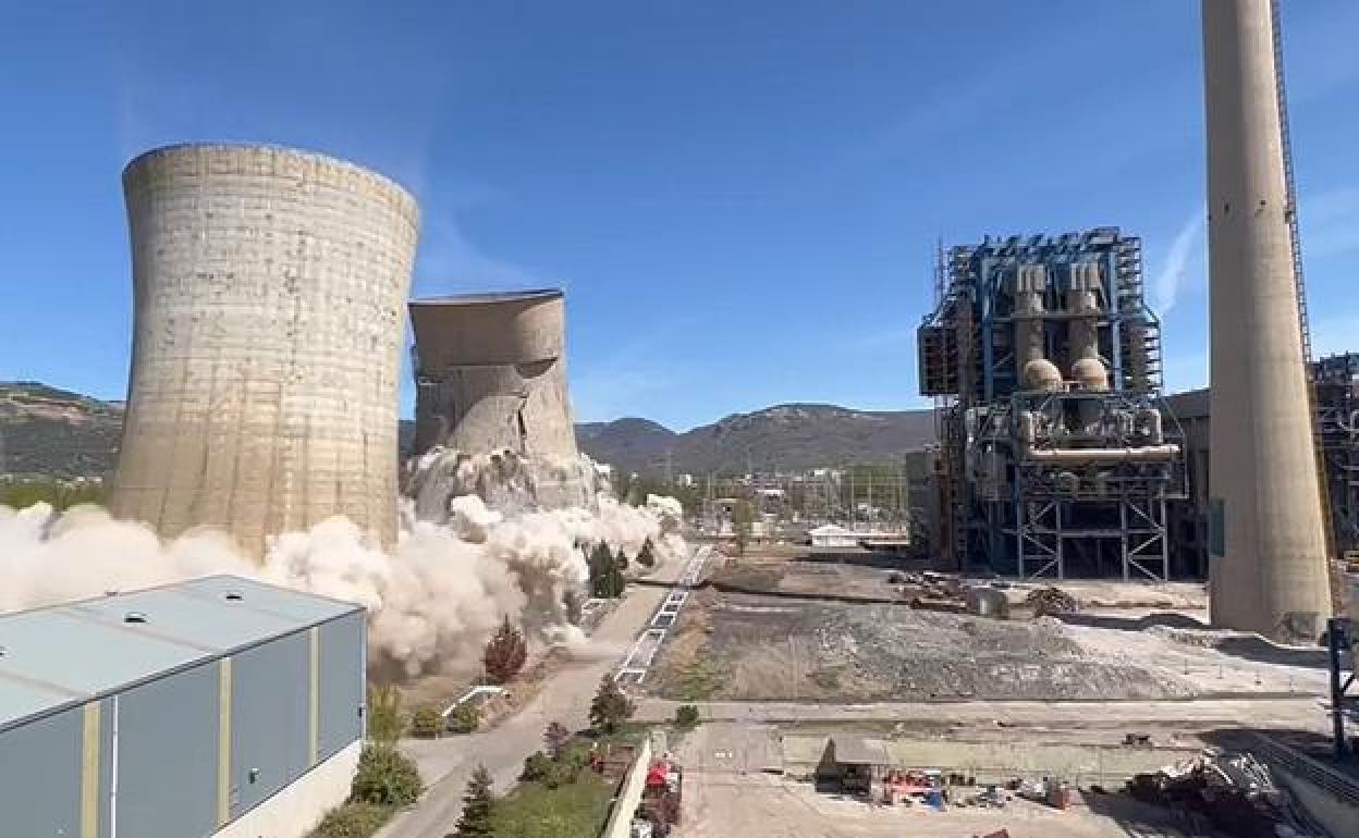 Momento de la voladura de las torres de refrigeración de la térmica de La Robla.