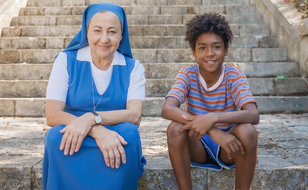 'Llenos de gracia', una película que se estrena este sábado, 24 de junio, en la que el joven Dairon Tallón hace del leonés Valdo mientras Carmen Machi de la monja Marina.