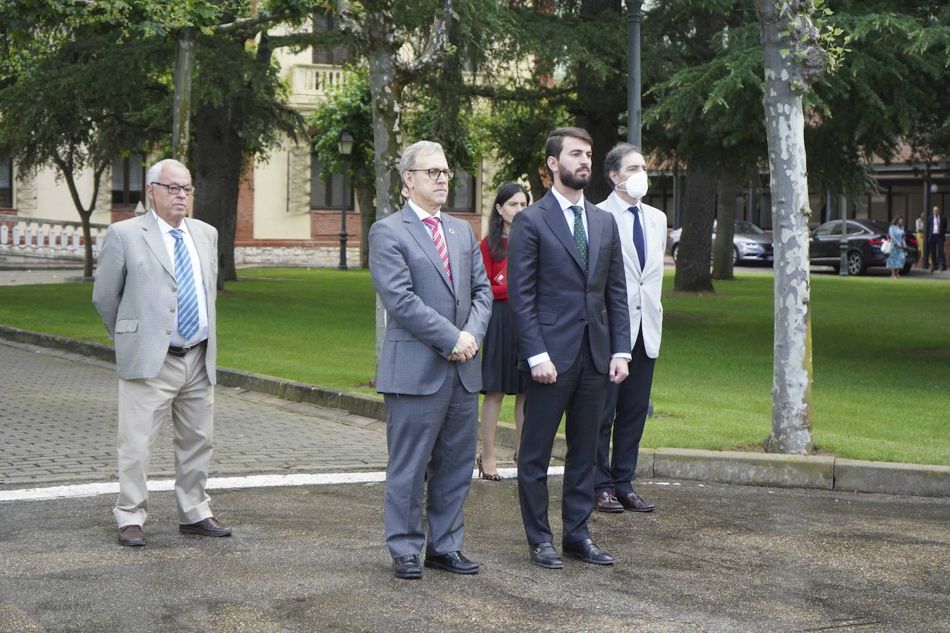 Fotos: Minuto de silencio en las Cortes y Presidencia