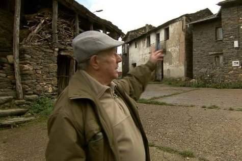 El guerrillero Pedro Juan Méndez (1928/2012) señalando el lugar exacto en el que tuvo lugar el combate.