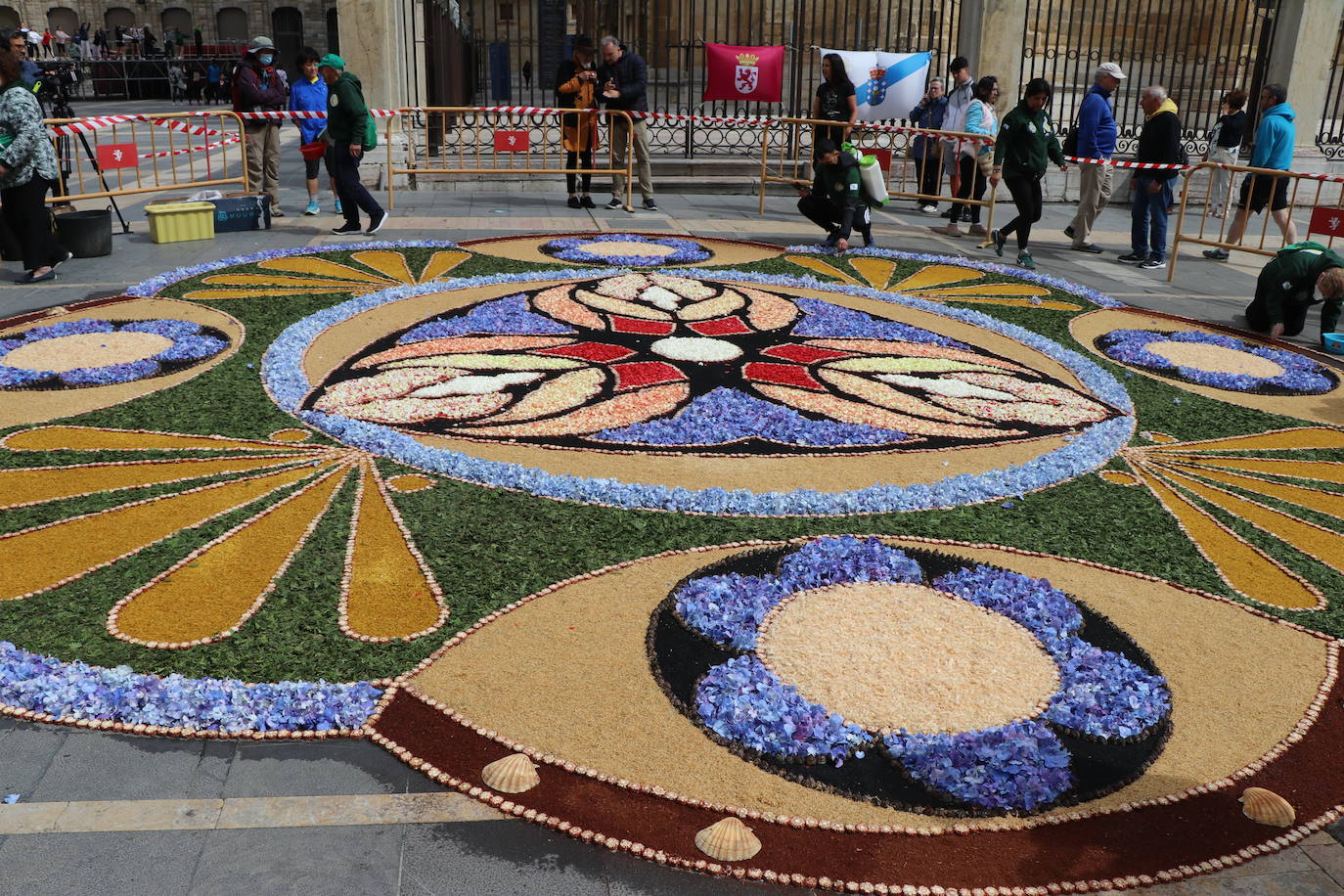 Fotos: Una alfombra floral cubre la plaza de la catedral de León